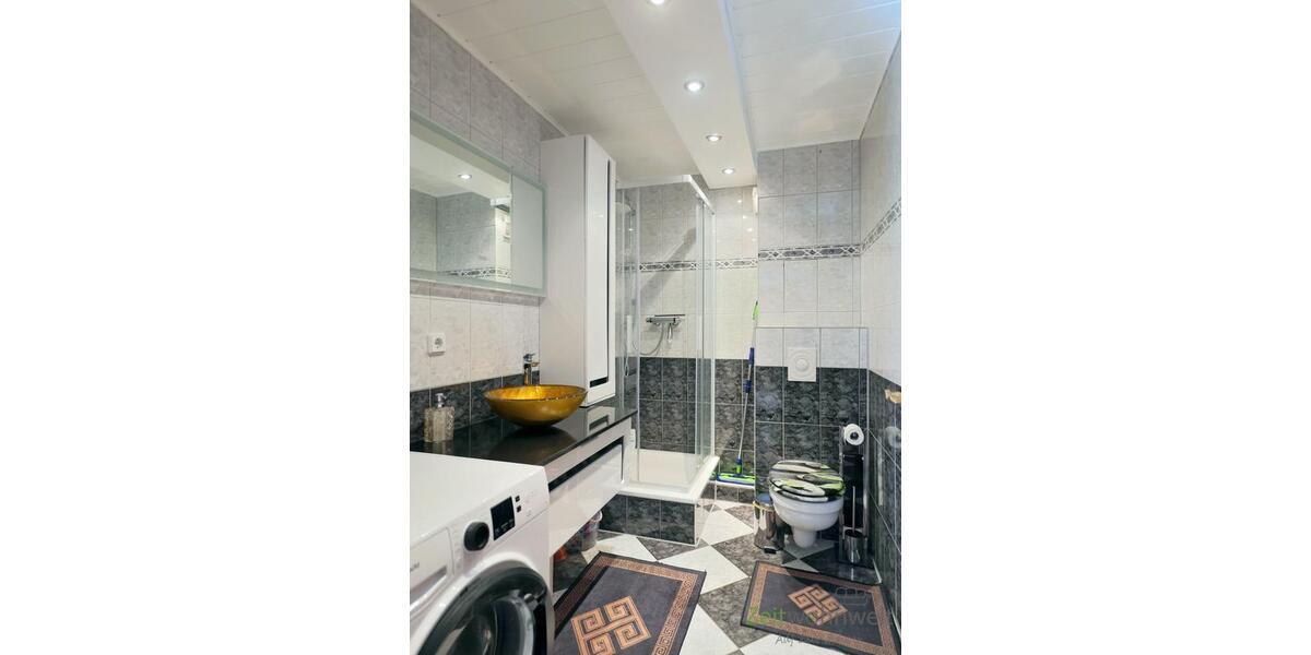 modernes Bad mit Dusche