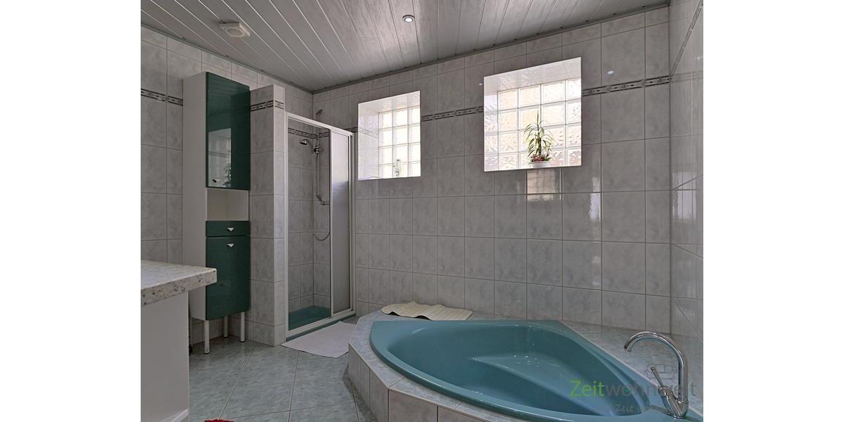 tiefe Eckbadewanne und Dusche