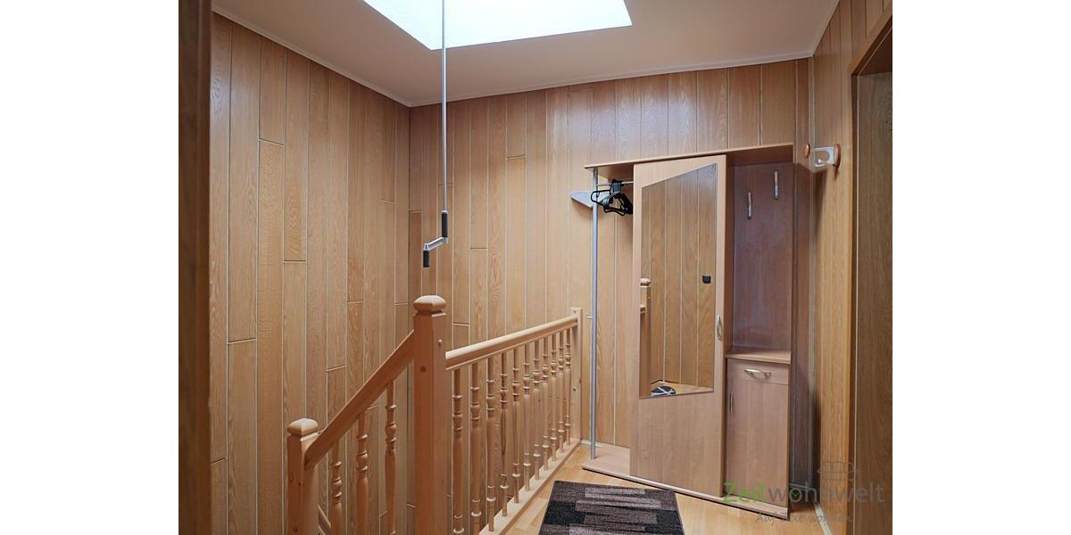 Treppenaufgang mit Flurgarderobe