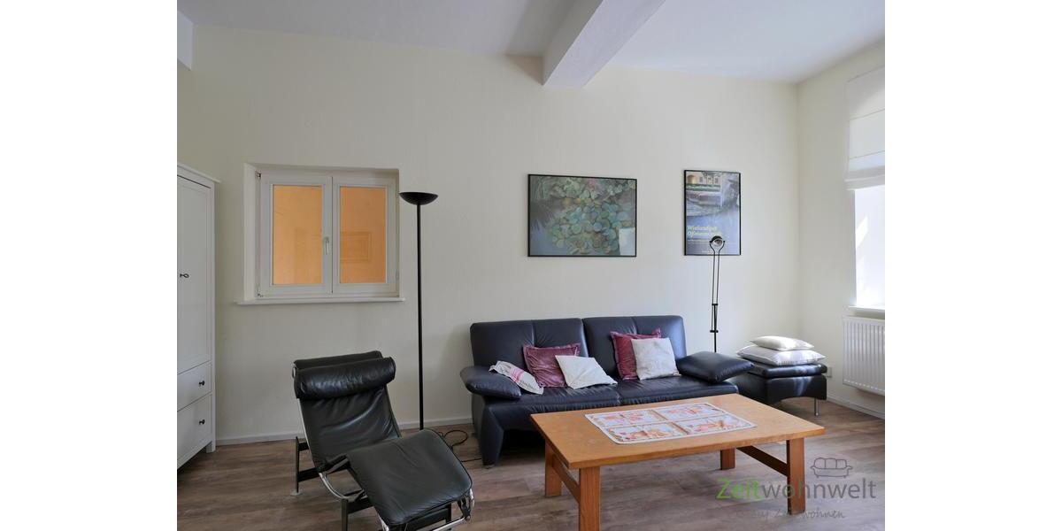 Kleiderschrank und Sofa
