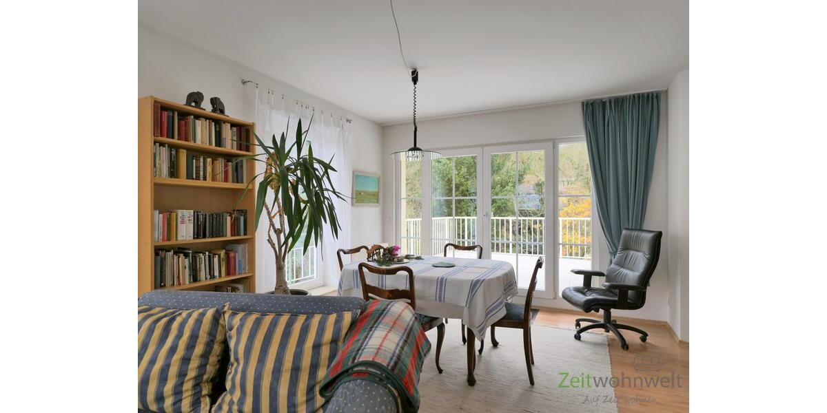 Blick zu Esstisch und Balkon