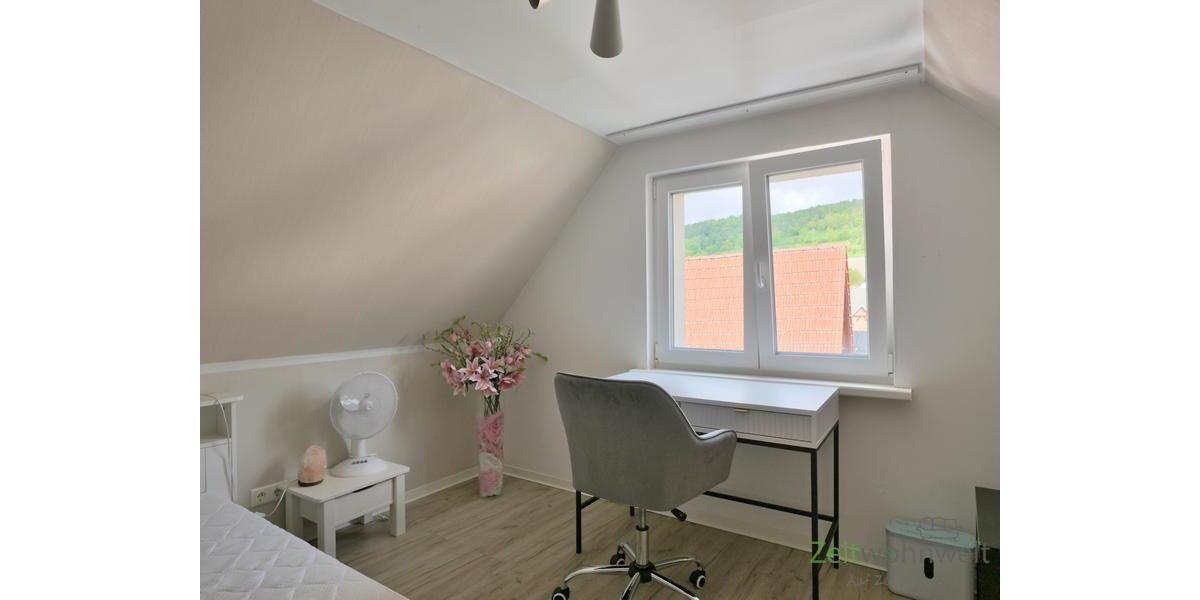 kleiner Schreibtisch am Fenster