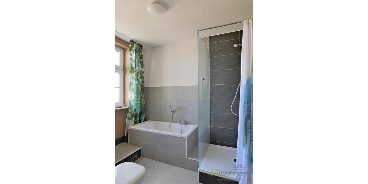 kleine Wanne und Dusche