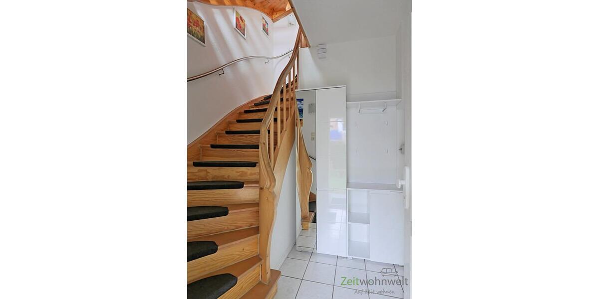 Garderobe im Eingang unten