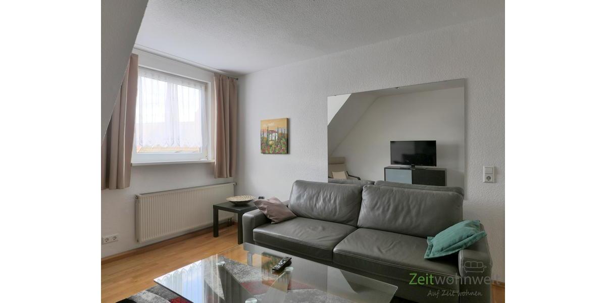 Sofa und Wandspiegel im Wohnzimmer