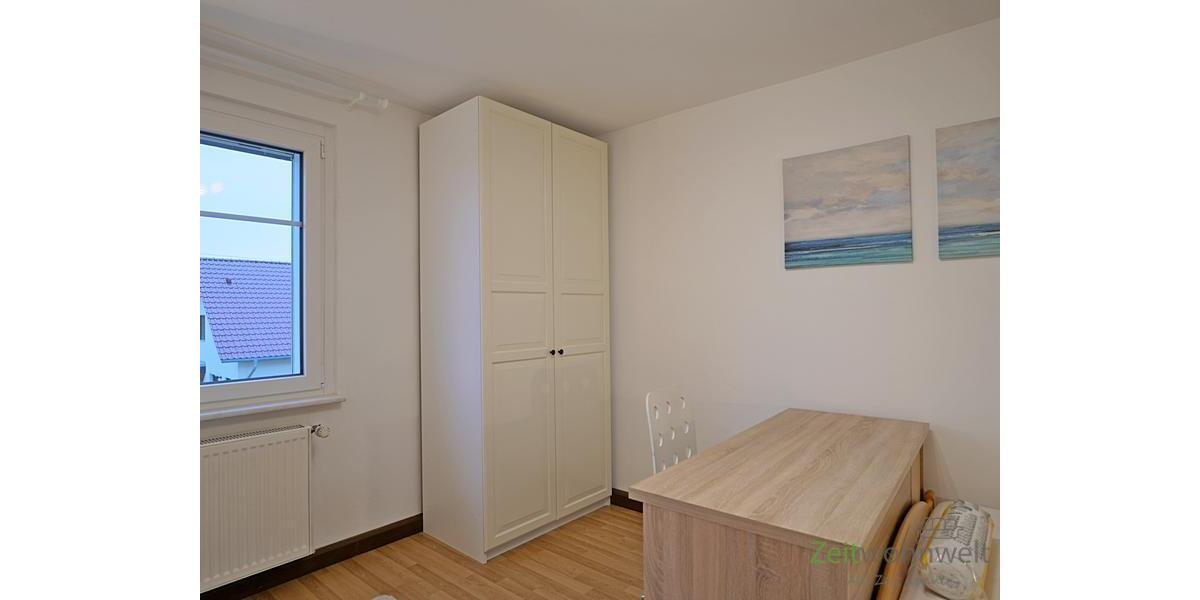 Kleiderschrank und Schreibtisch