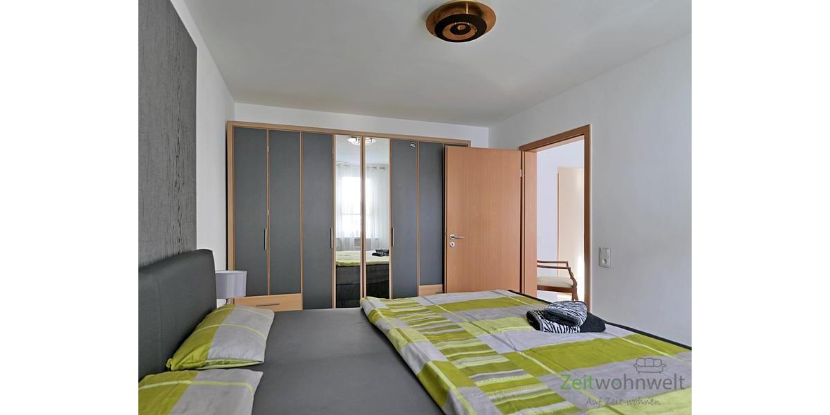 großer Kleiderschrank