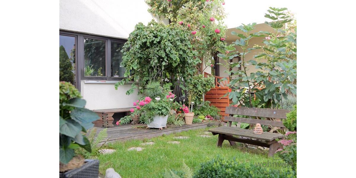 Gartenbereich mit Bank