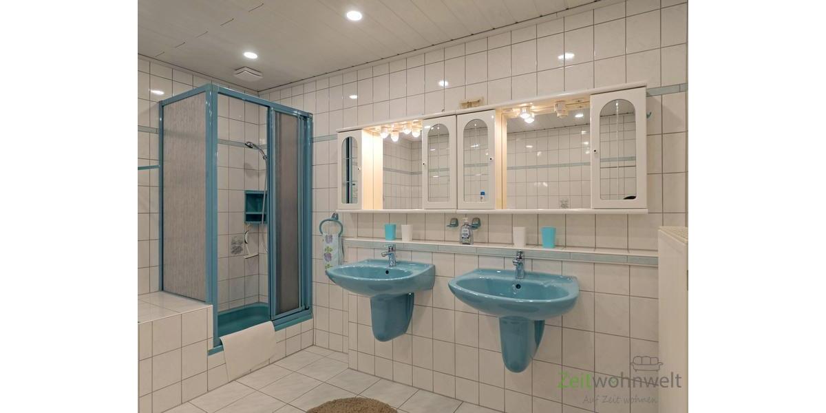 Dusche und zwei Waschbescken
